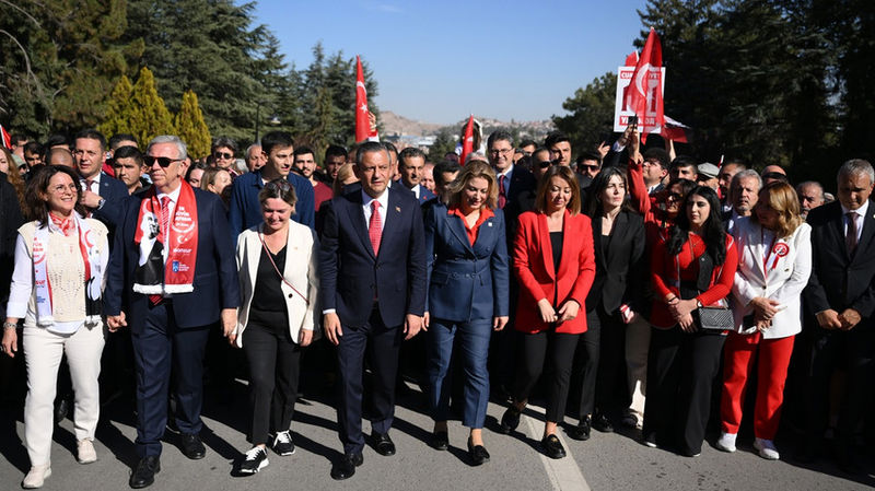 Barikatları yıktılar! Özgür Özel ve CHP'liler Anıtkabir'e yürüyor