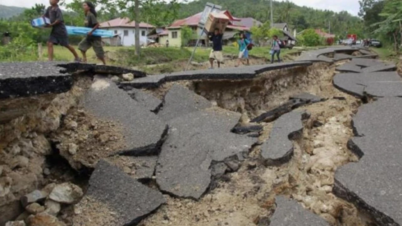 Tsunami bekleniyor! Papua Yeni Gine 7.2'lik depremle sallandı