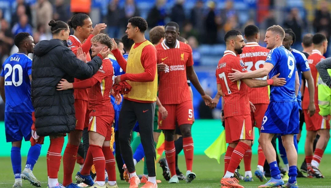 Liverpool şampiyonluğa bir adım uzakta, Leicester City Premier Lig'e veda etti