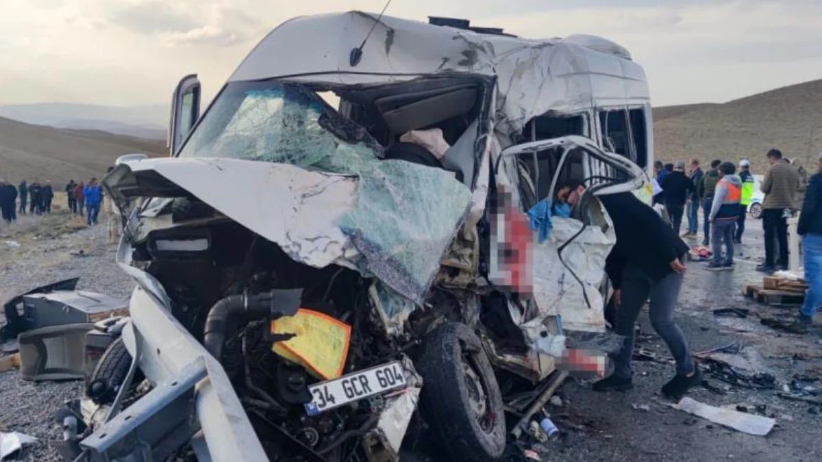 Van'da korkunç trafik kazası