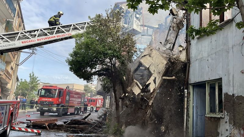 İtfaiyeciler yanan binanın altında kaldı