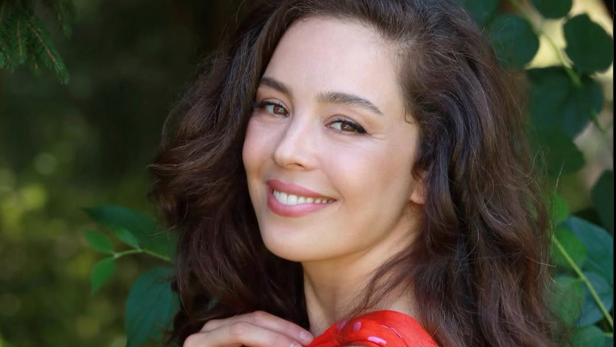 Azra Akın ‘Üç Kumbara’ ile Türkiye turnesine çıkıyor