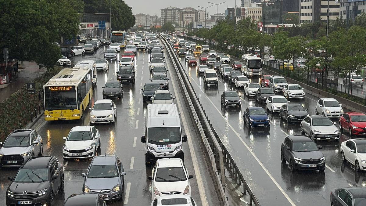 İstanbul'da yağmur trafiği felç etti