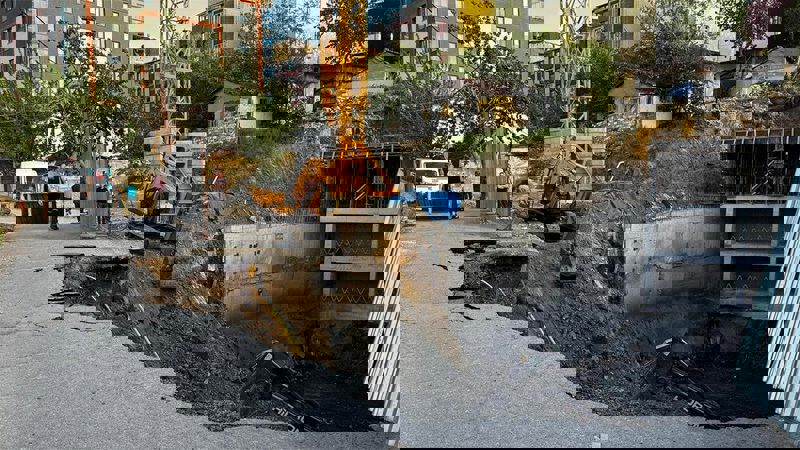 Korku dolu anlar! Gaziosmanpaşa'da yol çöktü