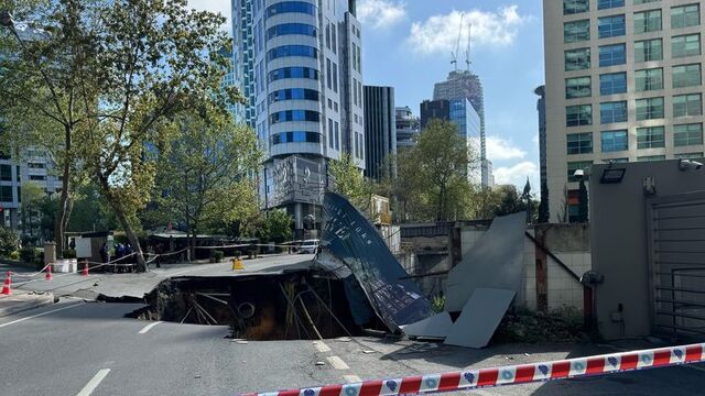 Trafik felç! İstanbul'un göbeğinde, Sarıyer'de yol çöktü
