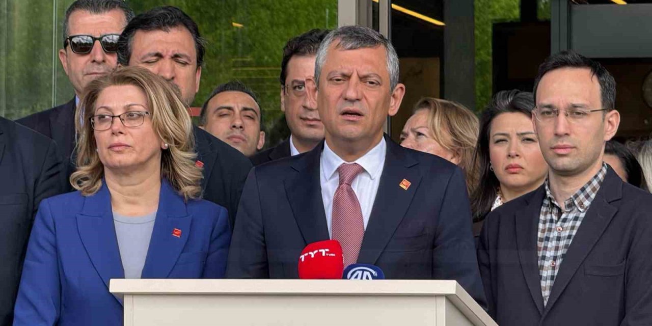 Sırrı Süreyya'nın cenazesinde Özel'e yumruklu saldırı