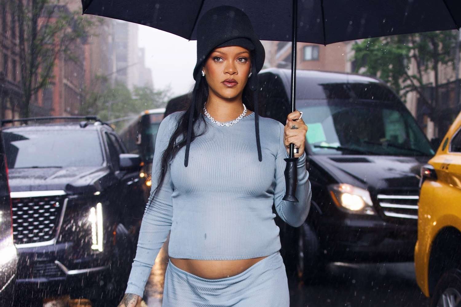 Rihanna üçüncü kez anne oluyor