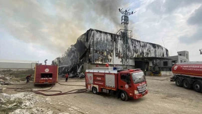 Mersin’de pamuk deposu yangını: İtfaiye ve TOMA ekipleri müdahale etti