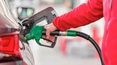 Akaryakıt fiyatlarında tarihi indirim: Benzine 2,67 TL, motorine 4,03 TL düşüş