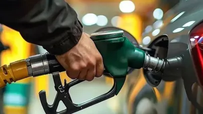 Akaryakıt fiyatlarında yeni zam: Motorin 57 TL’yi, benzin 55 TL’yi aşıyor