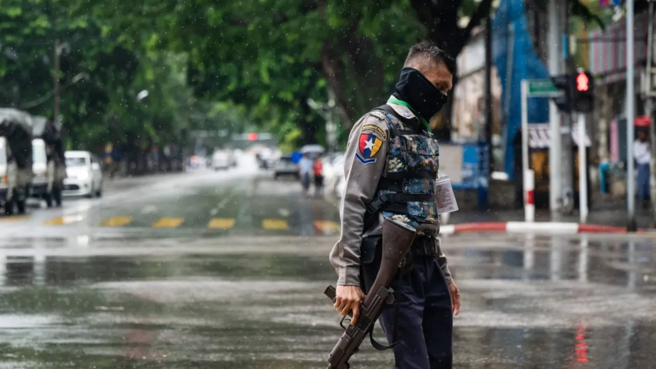 Myanmar’da 4,5 yıllık olağanüstü hal sona erdi: Ülke seçimlere hazırlanıyor