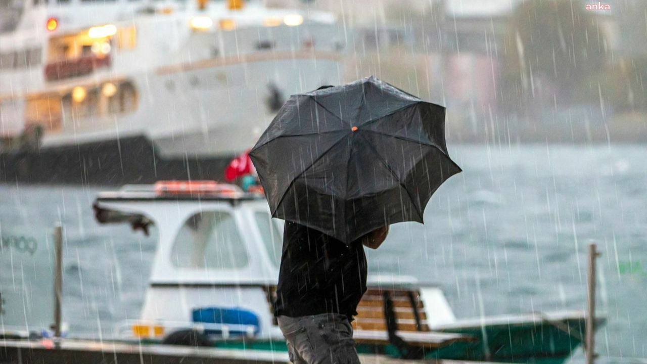 İstanbul'da sıcak havaların ardından yağmur yüzünü gösterdi