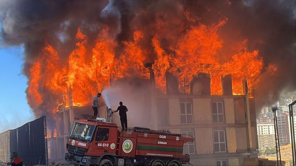 Kahramanmaraş Onikişubat’ta lojman yangını: Ekipler havadan ve karadan müdahale ediyor