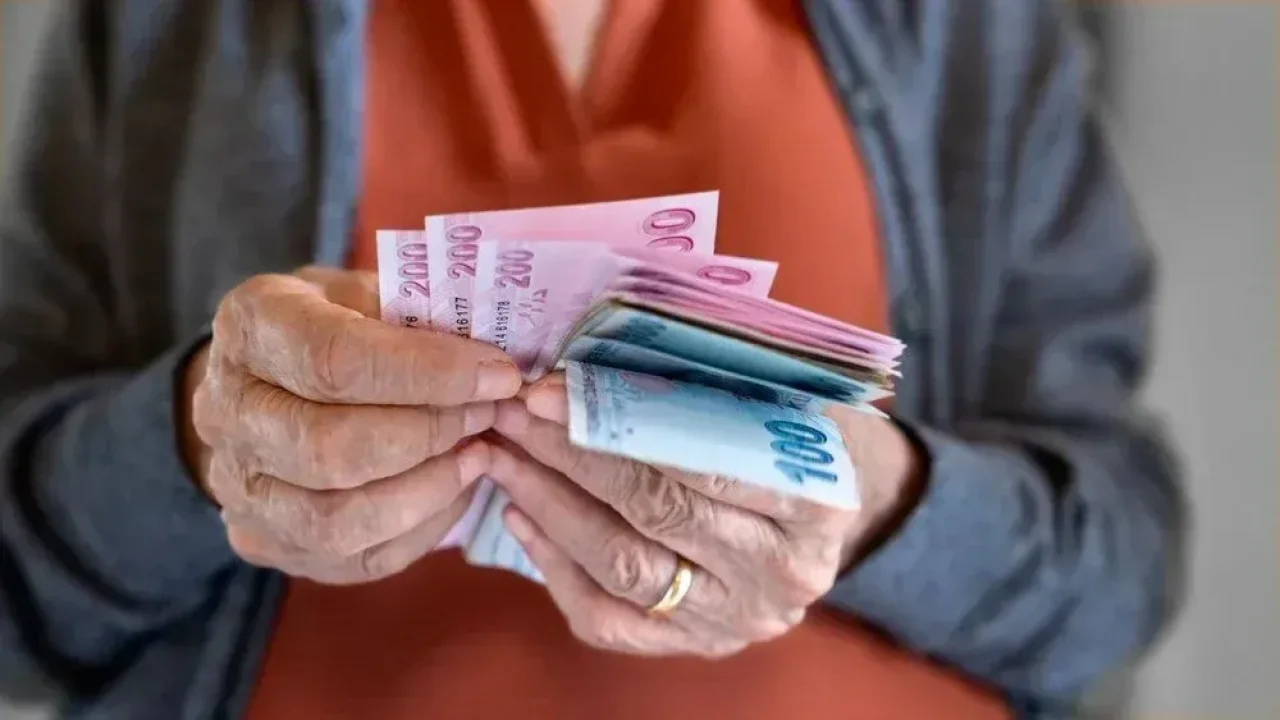 Enflasyon tahmini yükseldi! Memur ve emekliler ne kadar zam alacak?
