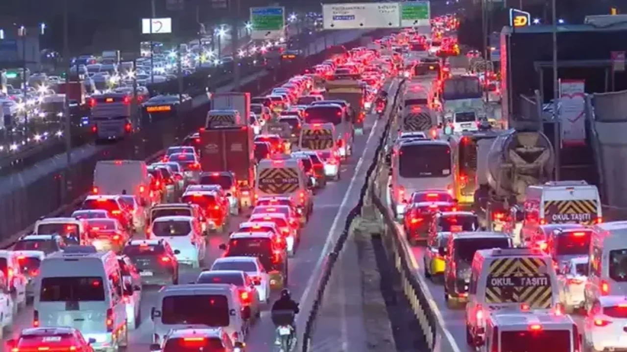 Mesailer çakışınca... Köprüler kitlendi, duraklar doldu! İstanbul’da trafik felç