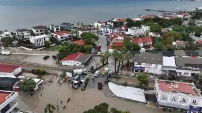 Sağanak sokakları yuttu! İzmir göle döndü