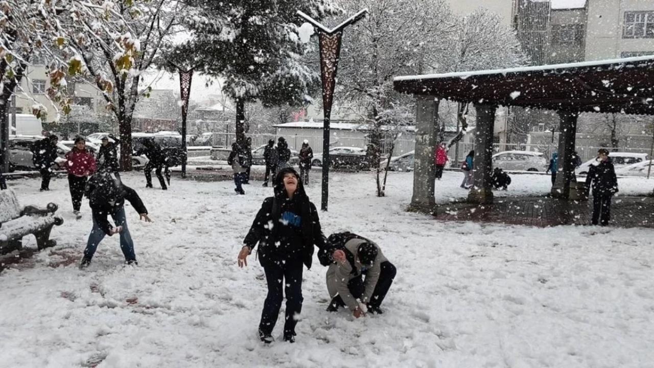 Eğitime kar engeli! Valiliklerden peş peşe okullara kar tatili