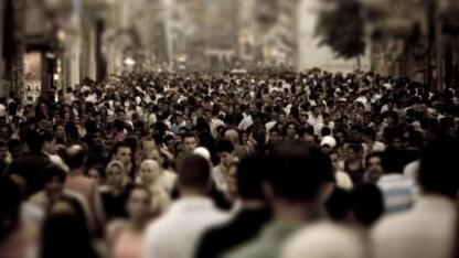 Kalabalığın içinde neden yalnızız? Dijital çağın en büyük paradoksu