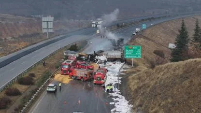 Korkunç anlar! TAG otoyolunda 3 tır birbirine girdi