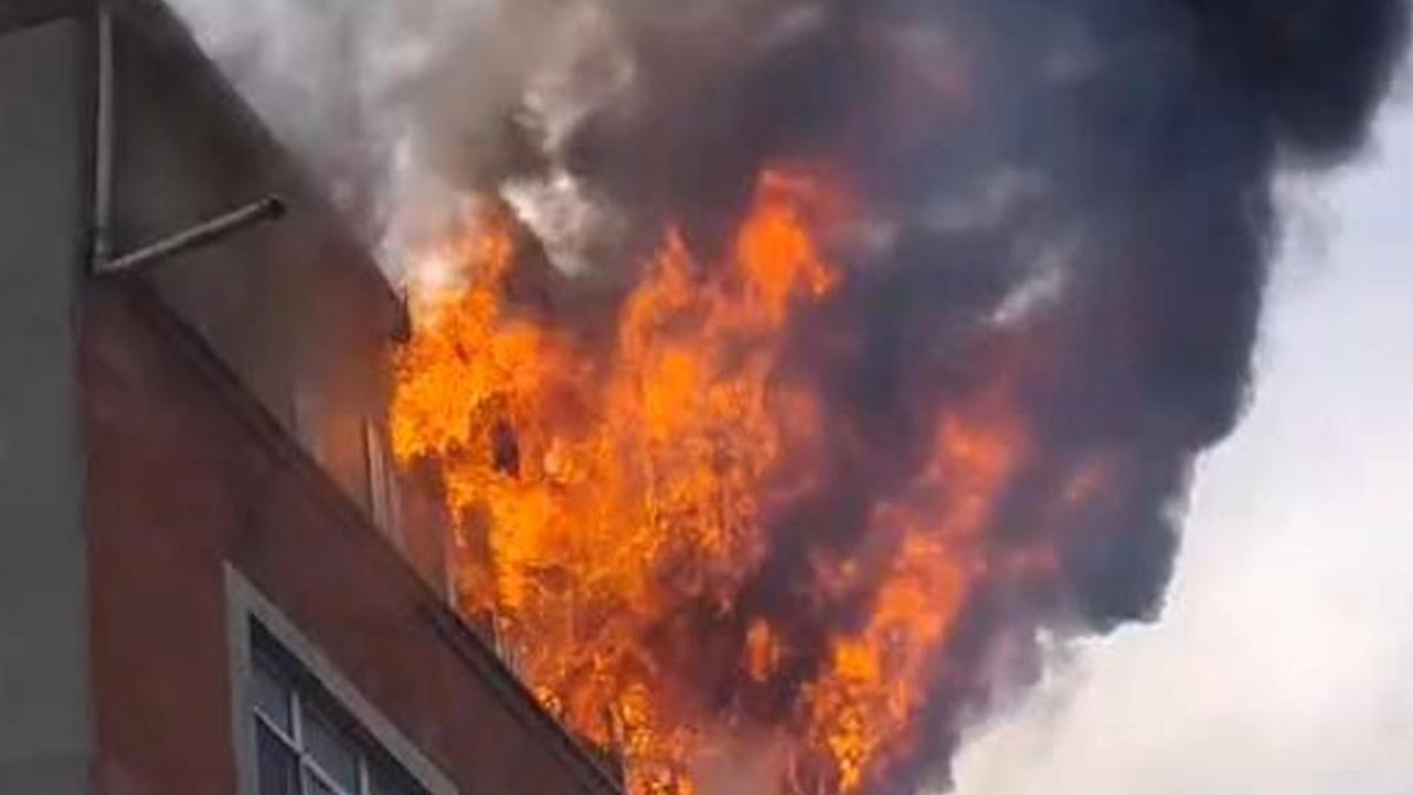 Sultangazi&#039;de 5 katlı binanın çatısı alev topuna döndü