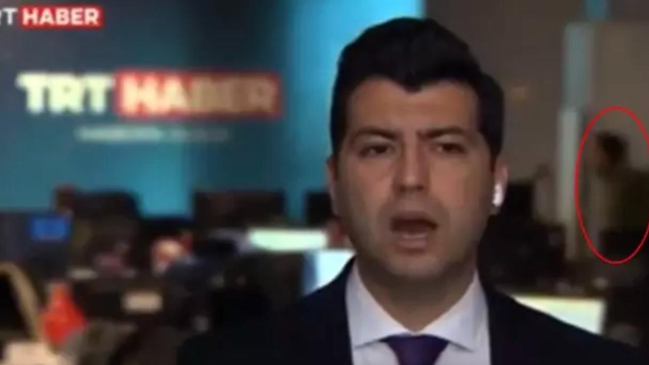 TRT canlı yayınında skandal! Bir kadın 'yeter' diye bağırıp üstünü başını yırttı
