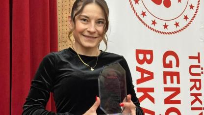 TYT TÜRK muhabiri Dilara İncebacak’a Klaket Film Günü’nde teşekkür plaketi