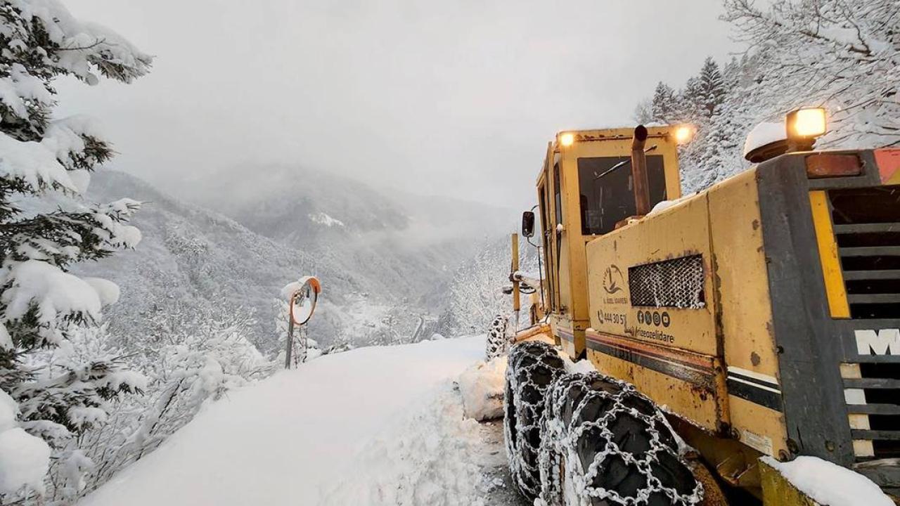 Binlerce yerleşim yeri... Kar yağdı ulaşım felce uğradı