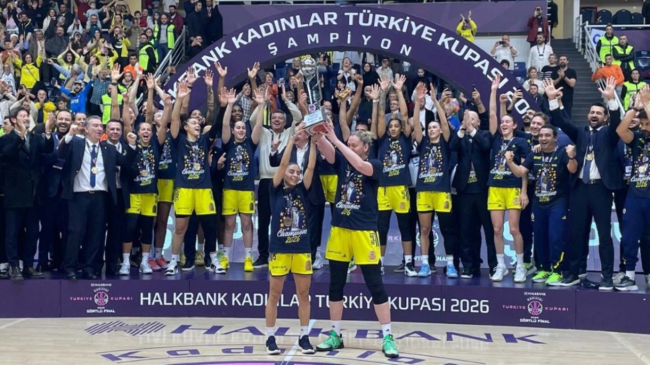 Fenerbahçe Opet 15. kez kupayı aldı! Derbide Galatasaray'a 20 sayı fark