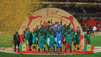 Futbol tarihine damga vuran final! Senegal sahadan çekildi ama kupayı aldı