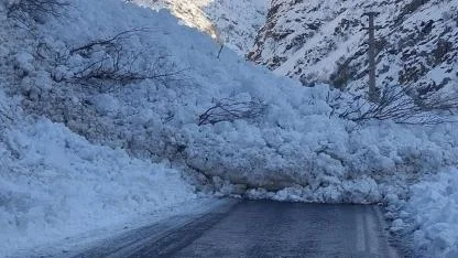 Hakkari'de kar esareti! Çukurca kara yoluna çığ paniği