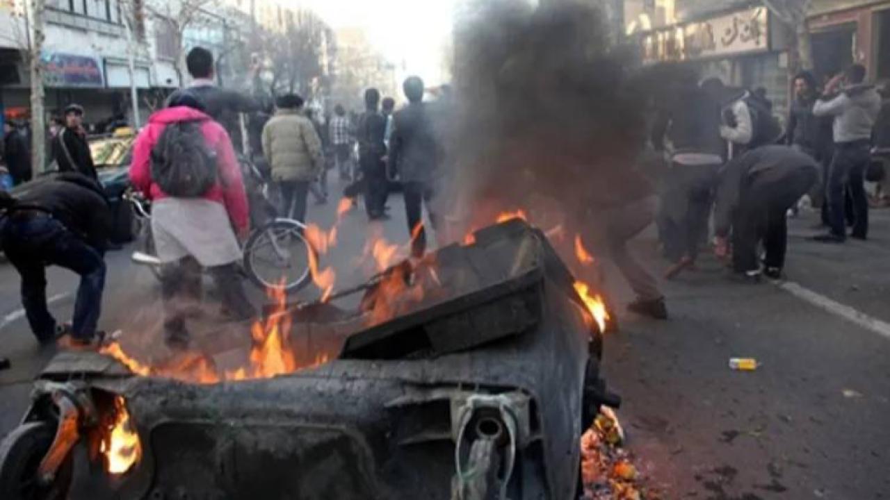 İnternet kesildi, İran sokakları alev aldı! Rejim karşıtı gösterilerde ölü sayısı artıyor