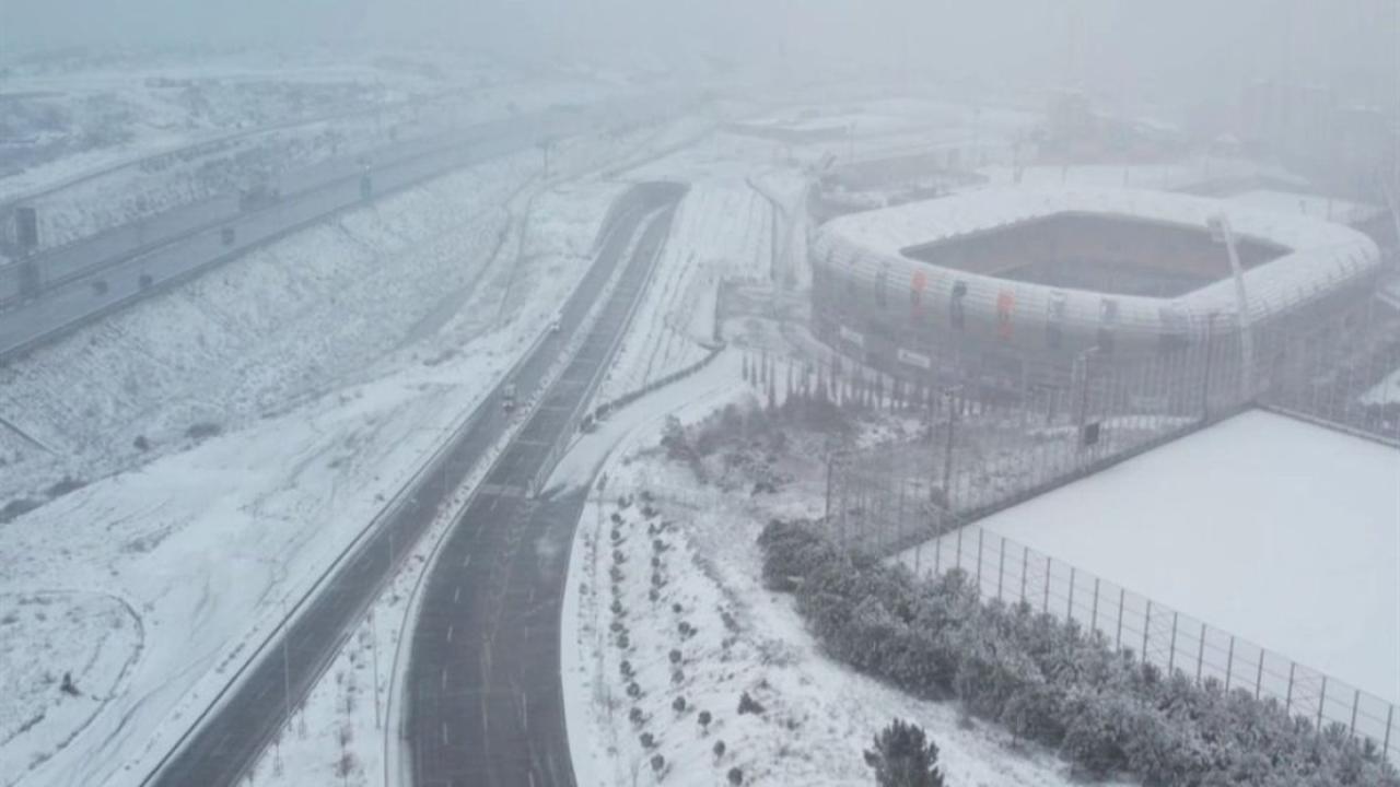 İstanbul'da beklenen kar nihayet kapıyı çaldı! Çamlıca'dan kartpostallık görüntüler