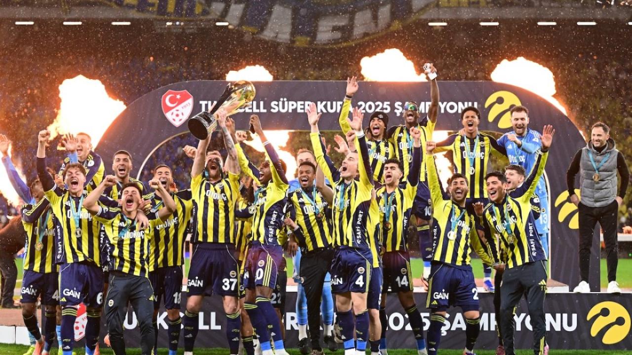Kanarya derbide kupayı kaptı! Fenerbahçe 11 yıllık hasrete son verdi