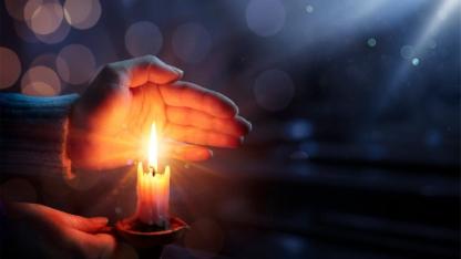 Karanlıkta Bir Mum Yakmak: Dünyadaki Kötülükle Başa Çıkmanın Yolları