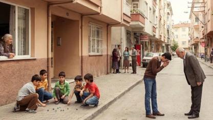 Ortaokul öğrencisini sokakta kovalayan Albay