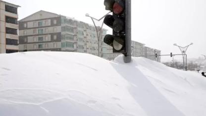 Bitlis'te kar kalınlığı 4 metreyi aştı! Evler ve araçlar kar altında kayboldu