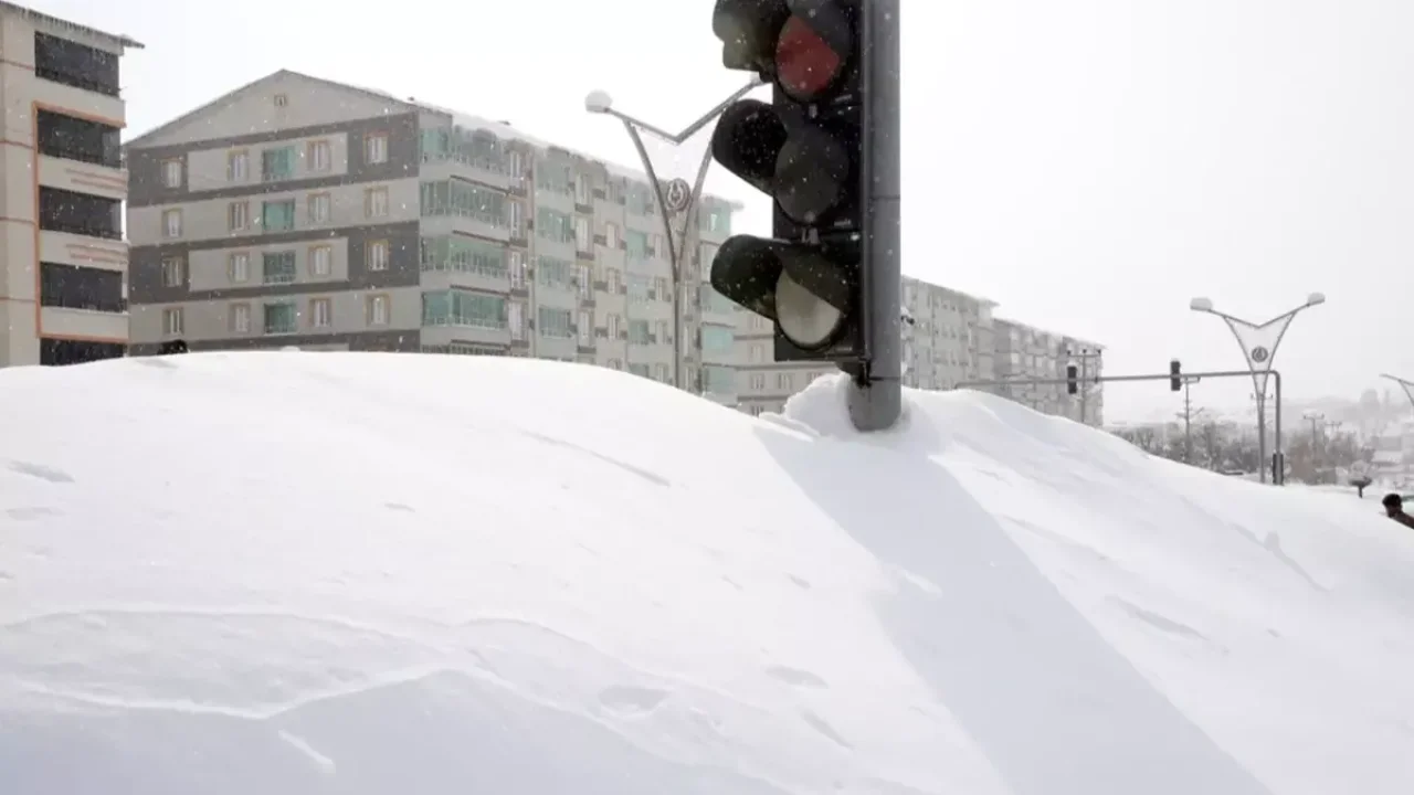 Bitlis'te kar kalınlığı 4 metreyi aştı! Evler ve araçlar kar altında kayboldu