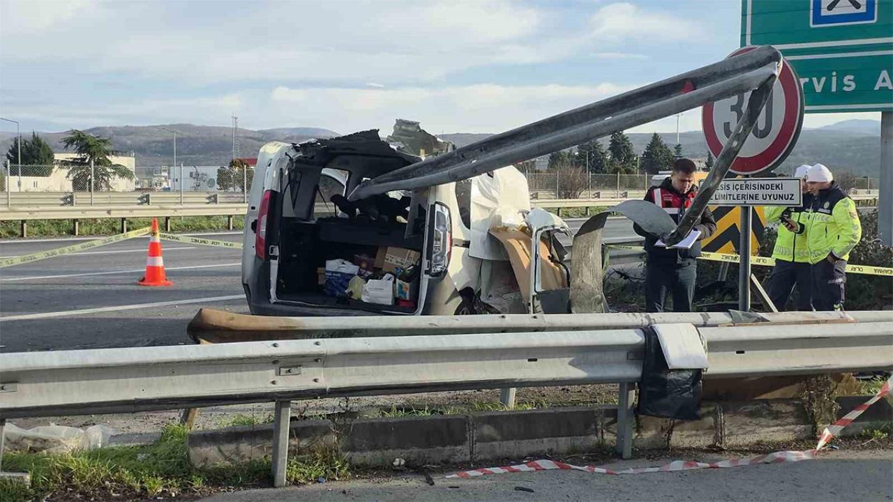 TEM Otoyolu kana bulandı! Bariyerlere saplanan araçta can pazarı