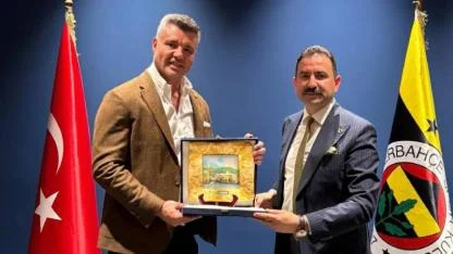 Yeşilay Kadıköy Şubesi'nden Fenerbahçe Başkanı Sadettin Saran'a plaket