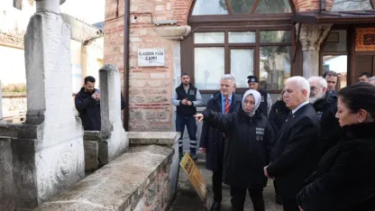 Osmanlı'nın ilk eserlerinden Alaeddin Bey Cami'nin haziresindeki mezar taşları restore ediliyor