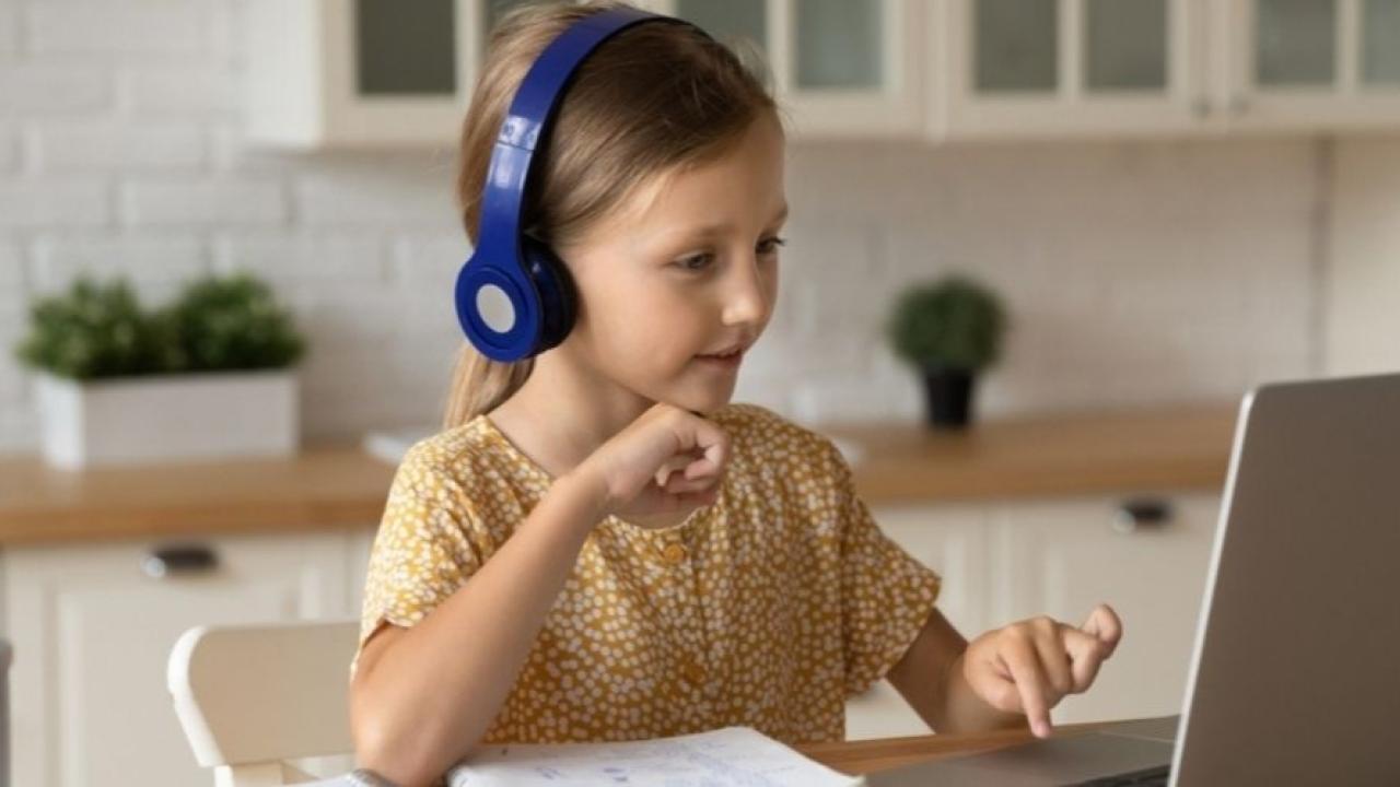 Dijital ekranların çağrısı: Ergenlikte teknoloji, evrimsel bir dans mı?