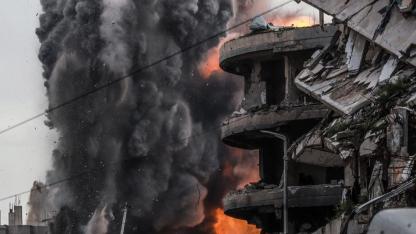 İsrail ateşkese rağmen Gazze'nin Zeytun Mahallesi'nde üç katlı binayı yerle bir etti