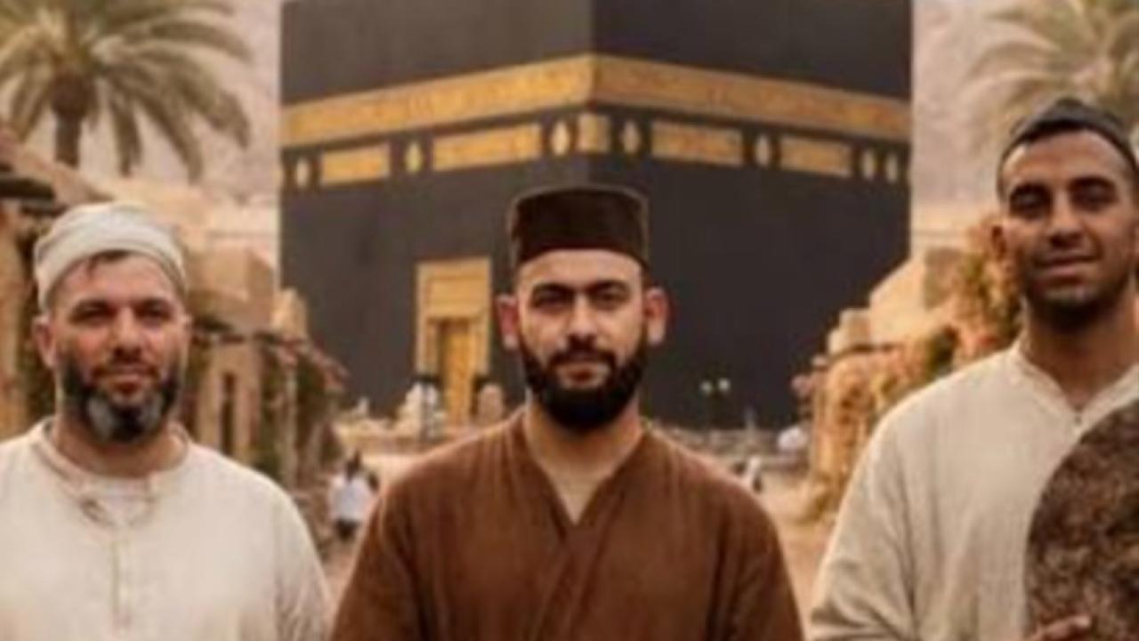 Kabe'de Hacılar Hu der Allah... Bir ilahinin gölgesindeki iki Türkiye fotoğrafı