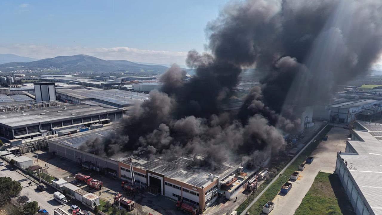 Manisa Akhisar'da şekerleme fabrikasında yangın çıktı