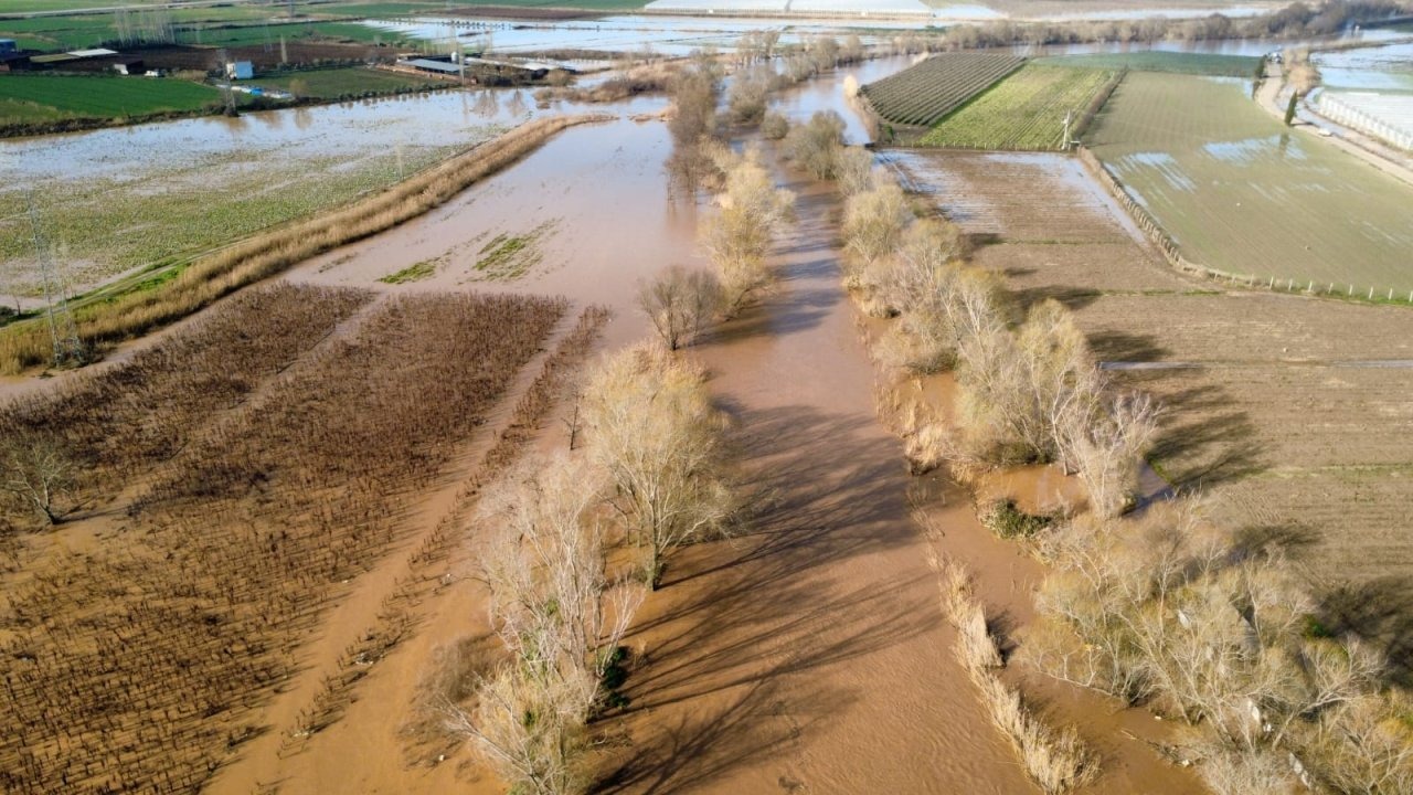 Manisa'da sağanak taşkınlara neden oldu