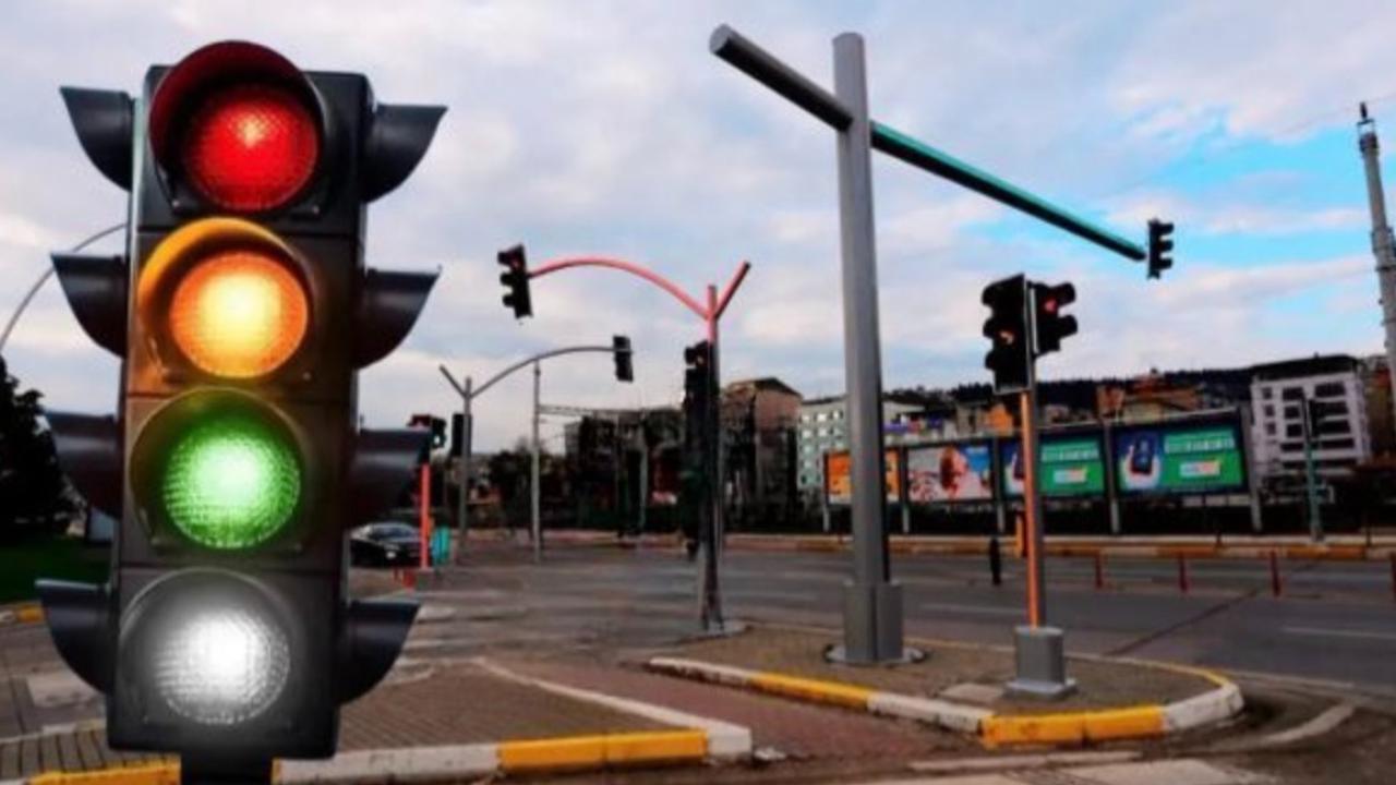 Trafik lambasına yeni renk ekleniyor! Beyaz ışık ne anlama geliyor?