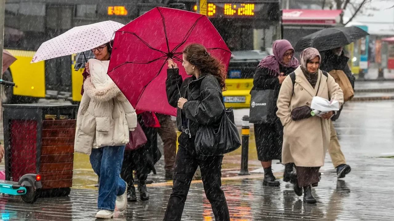 AKOM uyardı! Ramazan Bayramı'nda İstanbul'da yağışlı ve serin hava bekleniyor