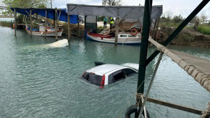 Antalya'da dereye düşen otomobildeki 3 kişi yüzerek kurtuldu