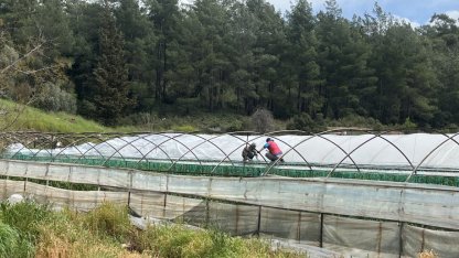 Antalya'da etkili olan hortum bazı seralara zarar verdi