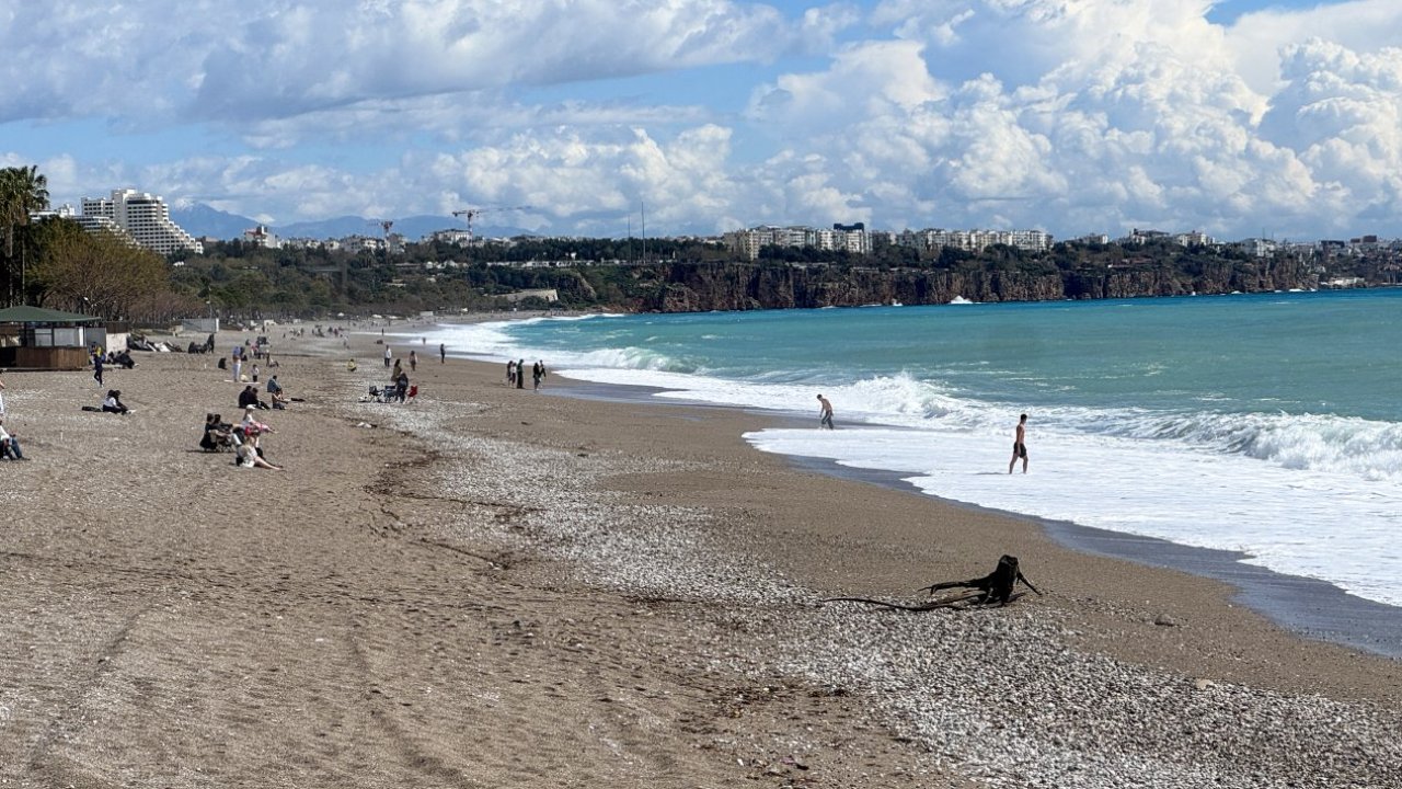 Antalya'da güneşli havayı fırsat bilenler sahillerde vakit geçirdi